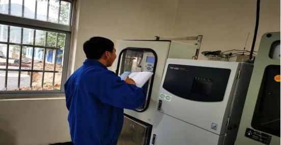 ������ˮ��һ��Ա��ĬĬ���� ȫ������˫��ʱ�����������徲�ȹ�����