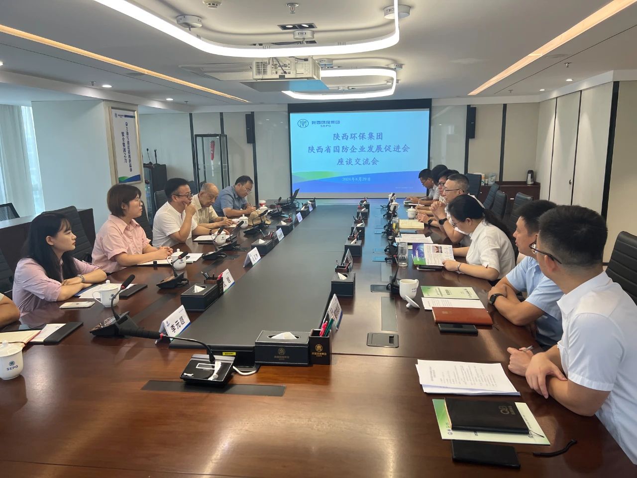 mg冰球突破集团与陕西省国防企业发展推进会座谈互换